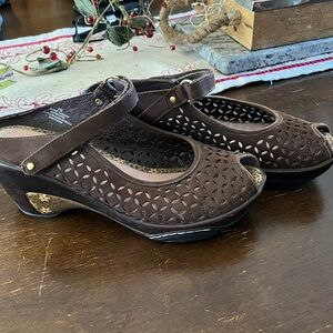 Jambu Dark Brown Cutout Mules
